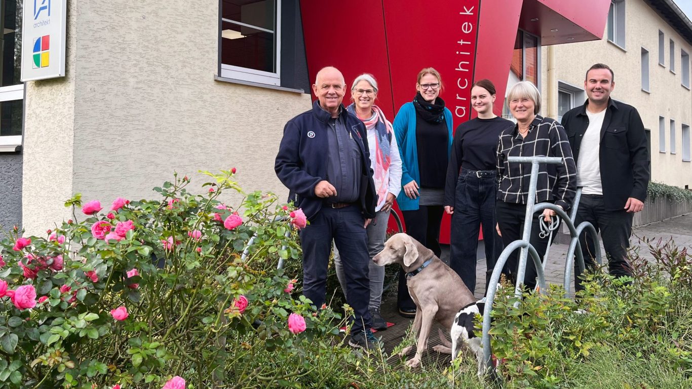 Teamfoto und Bürogebäude